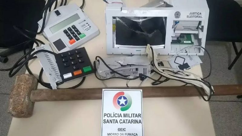 Urna eletrônica destruída com marreta na cidade de Morro da Fumaça em 2018 - Foto: Divulgação/PMSC/ND