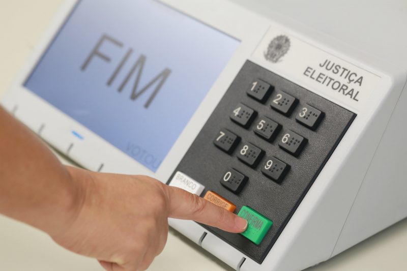 Usar a urna para anular ou votar em, branco não interfere no resultado da eleição