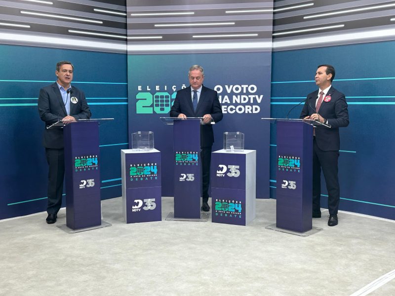 Vagner Esp&iacute;ndola (PSD) e Arlindo Rocha (PT) deveriam falar sobre o tema mobilidade, mas trocaram farpas e fugiram do tema principal – Foto: Pedro de Jesus/NDTV Record