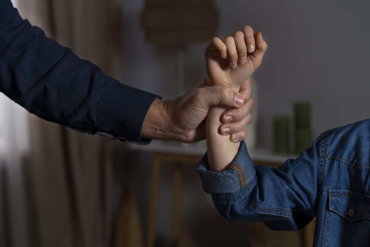 Mãe é agredida e tem filha de 3 anos levada pelo companheiro em SC Mãe é agredida e tem filha de 3 anos levada pelo companheiro em SC