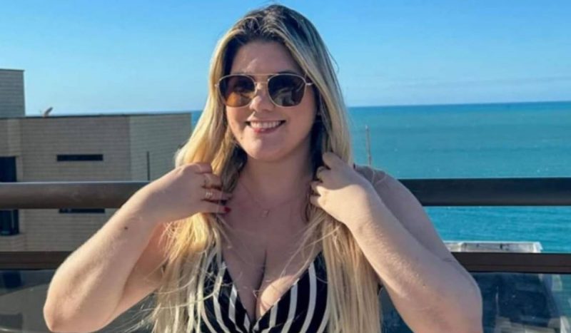 Empresária que morreu após fazer cirurgias combinadas - mulher branca e loira tem cabelos compridos sorrindo enquanto usa óculos de sol