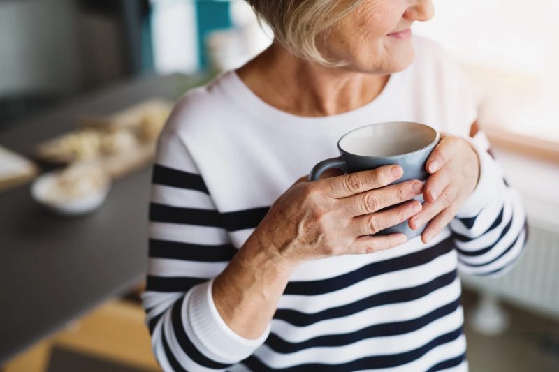 Mulher segurando uma xícara de café