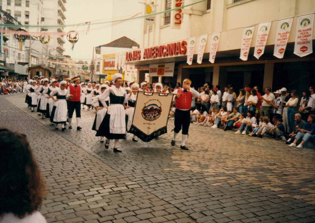 Oktoberfest em 1991 durante o tradicional desfile na rua XV de Novembro - Arquivo Histórico