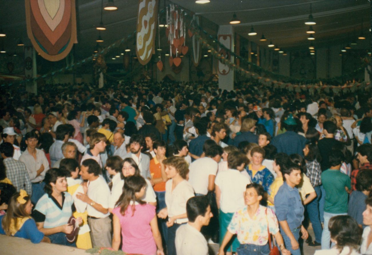 Oktoberfest em 1992 com pavilhão cheio - Arquivo Histórico