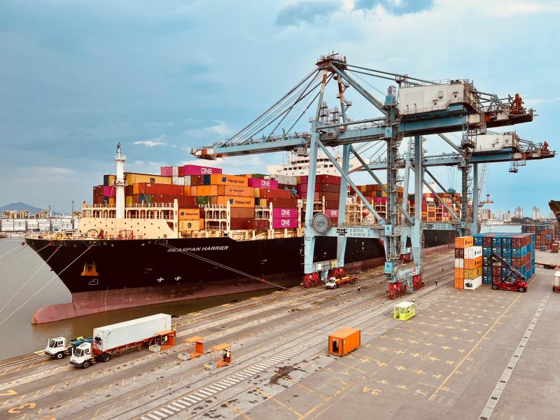 Foto mostra navio atracado no Porto de Itajaí