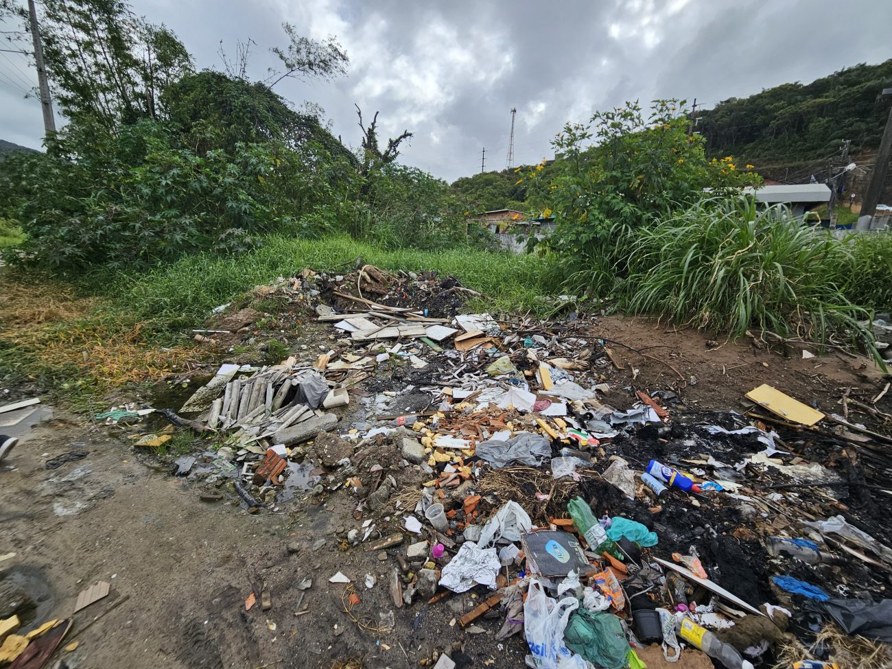 Lixo na Favela da Lajota, bairro Ingleses; problema de saúde, saneamento básico e segurança pública - Valeska Loreiro/ND/Divulgação