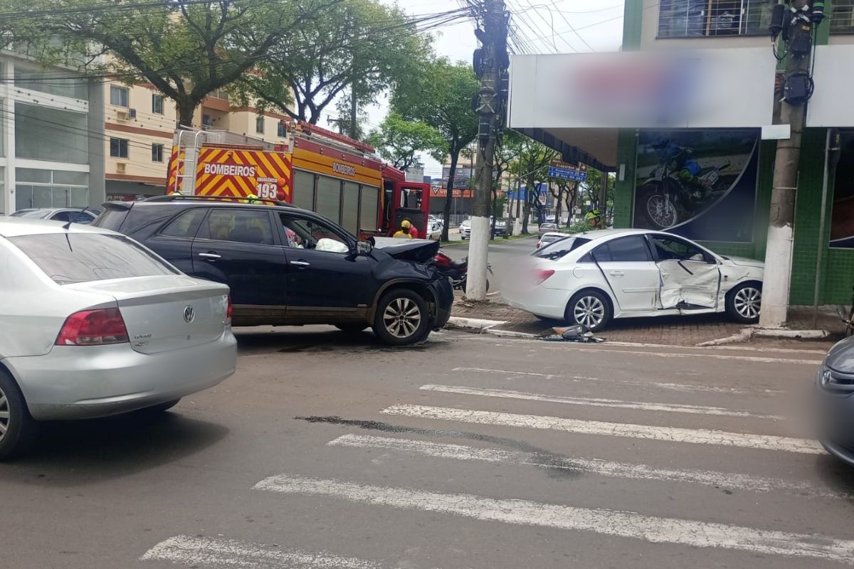 Colisão envolveu dois carros. - Diego Antunes/NDTV Chapecó