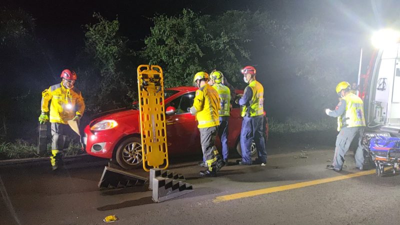 Conforme apuração no local, o homem foi arremessado sobre carro.