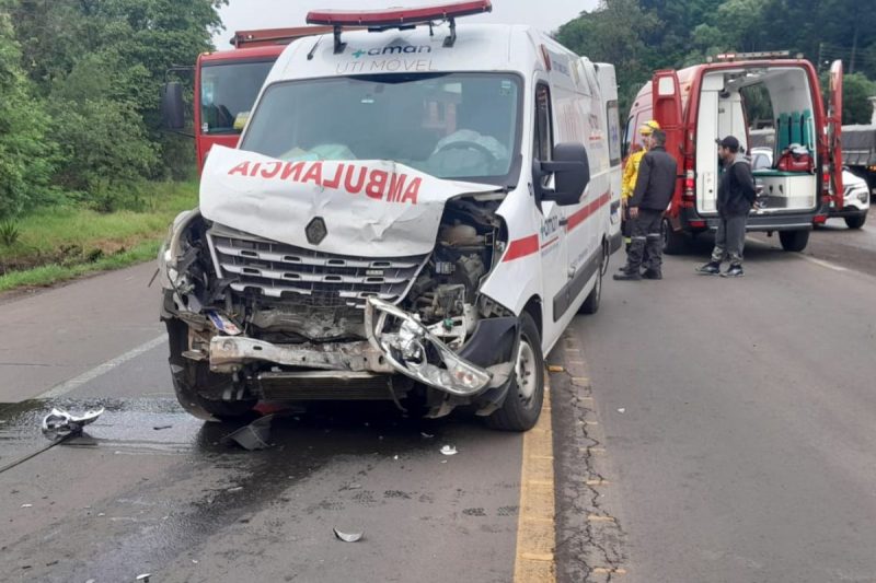 ambulância com a parte da frente danificada após acidente em xaxim com três caminhões 