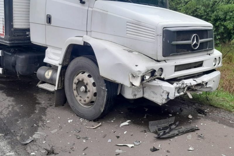 um dos caminhões envolvidos no acidente com a ambulância com a parte da frente danificada