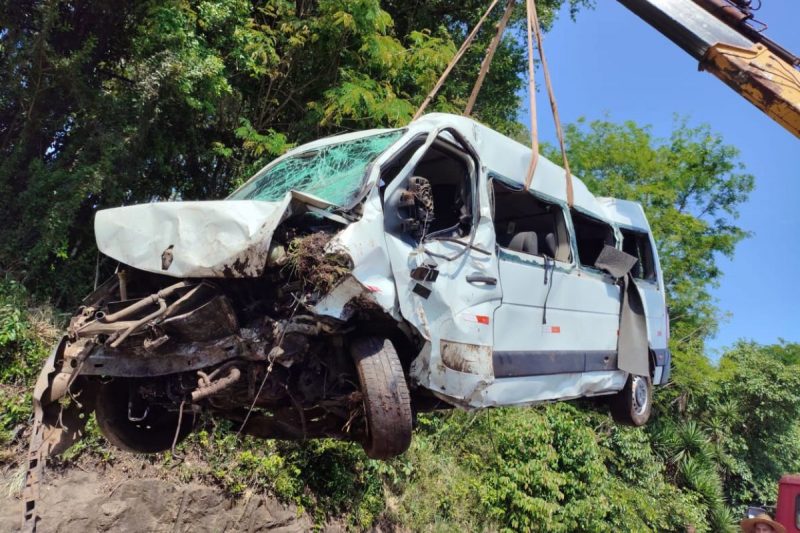 foto da van da banda nave som destruída após acidente 