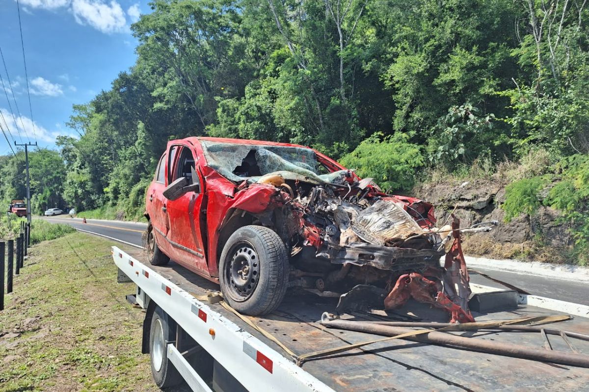 O carro Gol também ficou destruído. - PMRv/Divulgação/ND