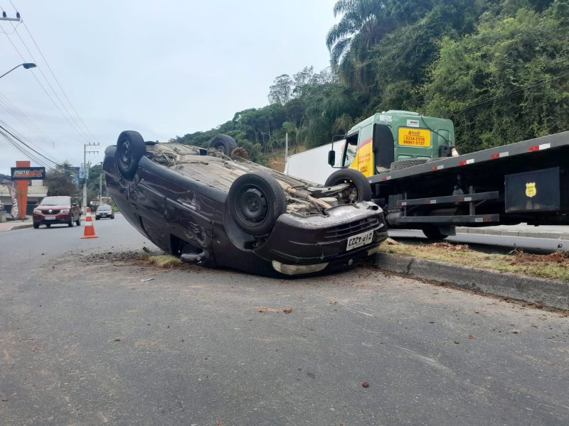 Carro capotado no meio da rua em Blumenau 