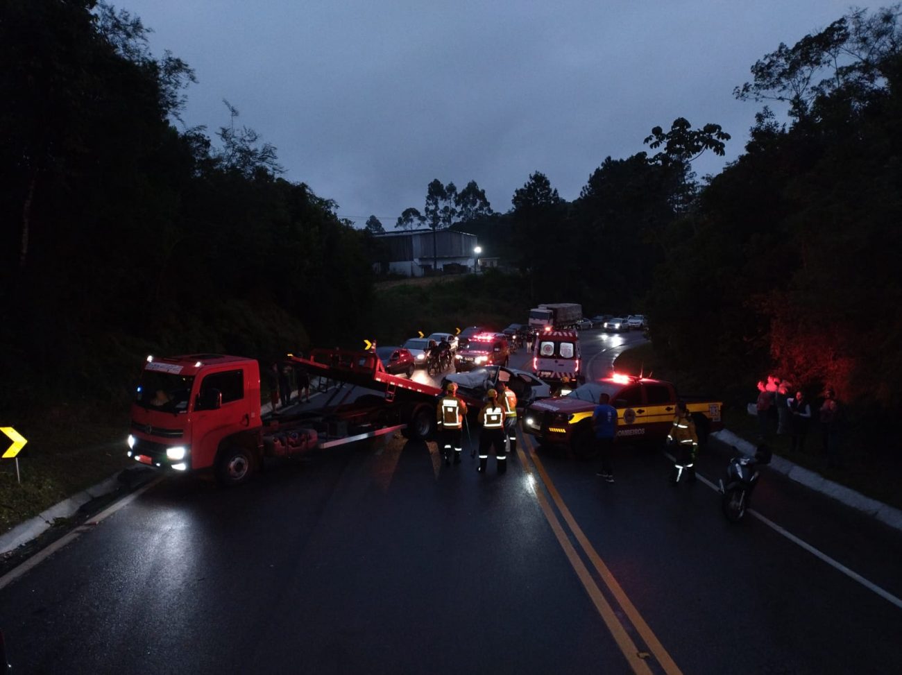 Tráfego ficou bloqueado para retirada dos veículos - acidente br 282 (2)