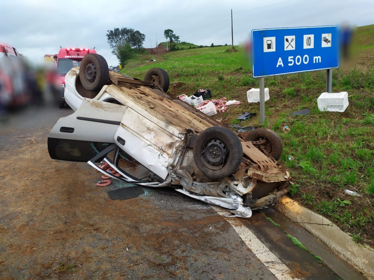 Um acidente na BR-282, em Erval Velho, deixou um motorista preso às ferragens. - Bombeiros/Reprodução