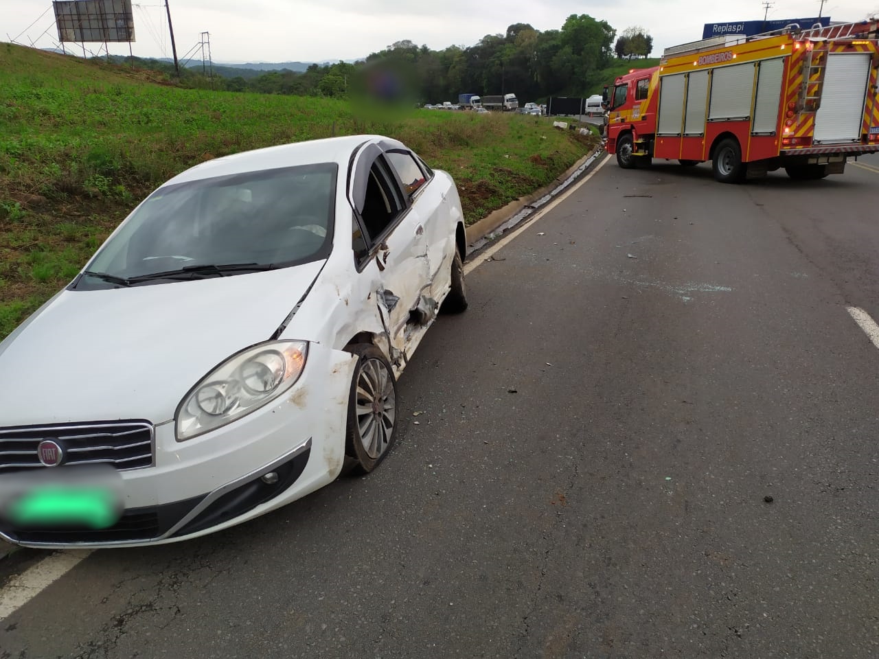 A colisão entre dois carros foi nesta sexta-feira (11). - Bombeiros/Reprodução