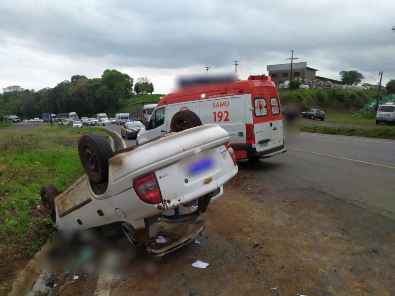 Carro capotou no acidente na BR-282. 