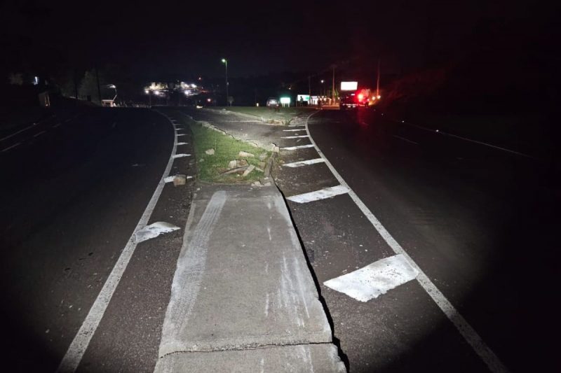 Carro subiu no canteiro, bateu em placa e no meio-fio. – Foto: Pol&iacute;cia Militar Rodovi&aacute;ria/Reprodu&ccedil;&atilde;o/ND