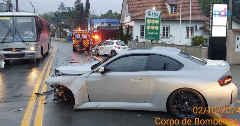 Acidente com carro de luxo deixa motorista ferido em tarde chuvosa em Blumenau  &#8211; Foto: Corpo de Bombeiros Militar/Reprodução ND