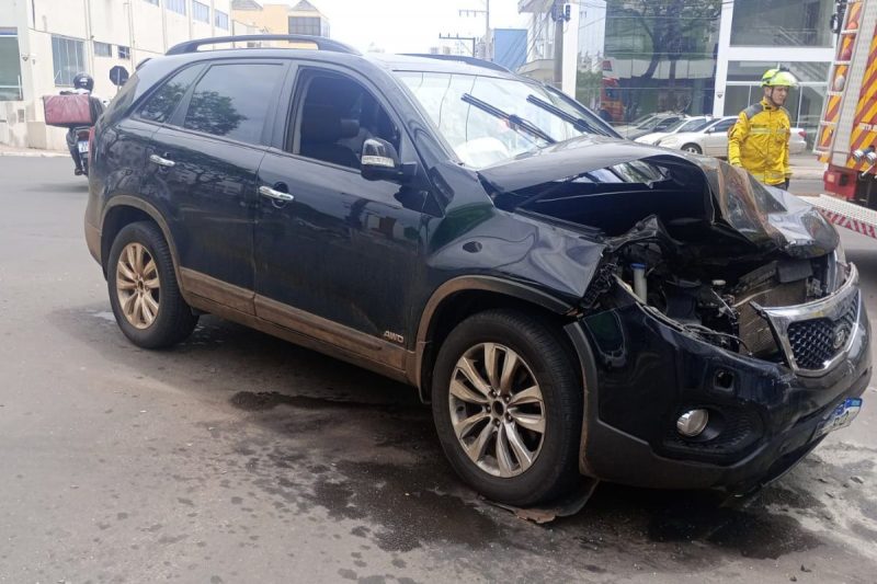 O motorista e as crianças que estavam no carro atingido não sofreram ferimentos. &#8211; Foto: Diego Antunes/NDTV Chapecó