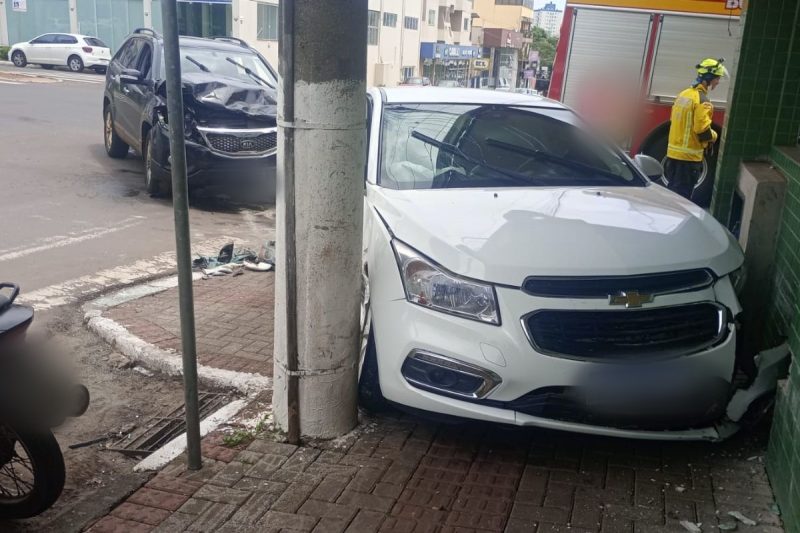 O veículo GM/Cruze ficou preso entre um poste e a parede de uma empresa. &#8211; Foto: Diego Antunes/NDTV Chapecó