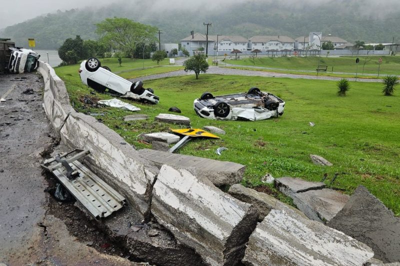 carros destruídos às margens da rodovia