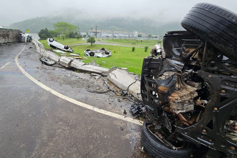 carros ficaram danificados após caminhão-cegonha tombar 