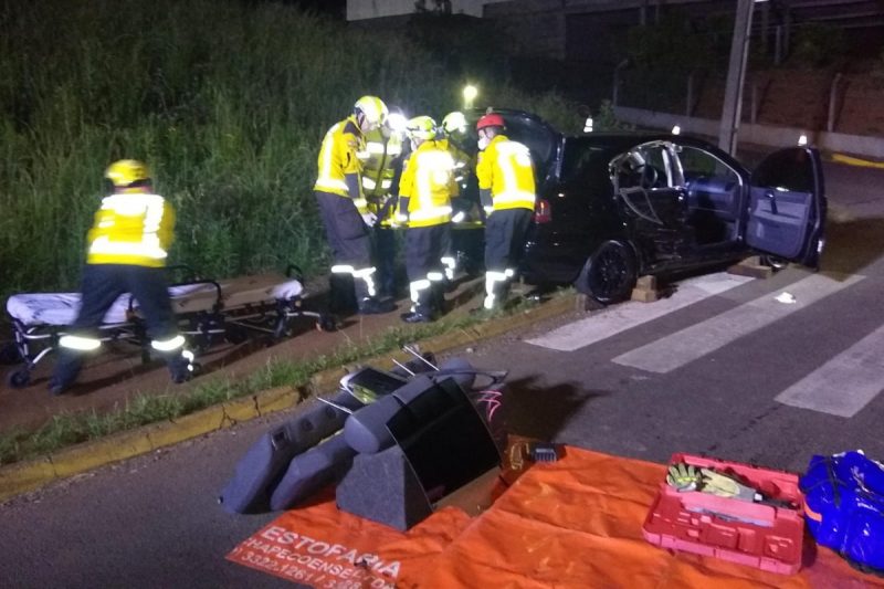 mulher ficou presas às ferragens