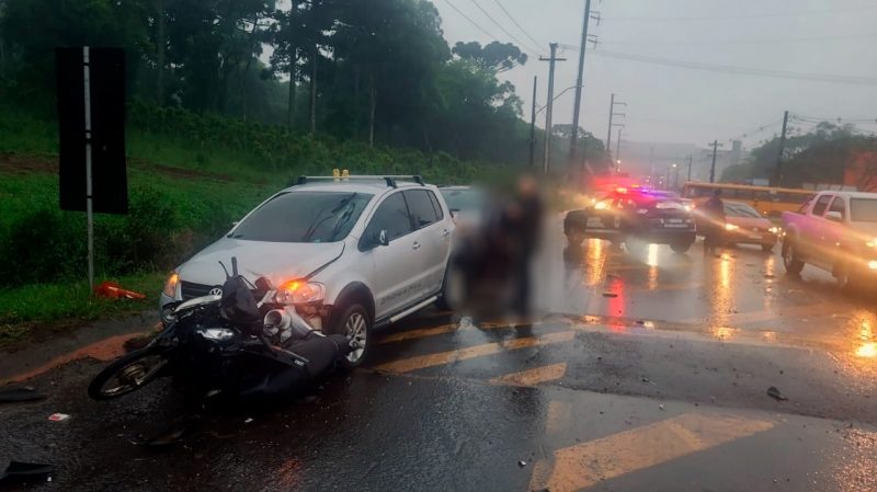 Motorista embriagado causa acidente.