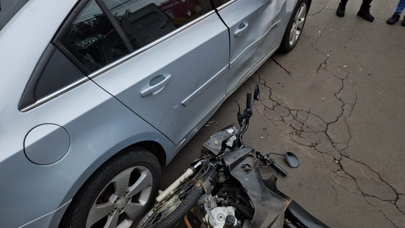 Um motociclista ficou ferido ap&oacute;s uma colis&atilde;o entre um carro e uma motocicleta na manh&atilde; desta quinta-feira (10). – Foto: Marcos Lewe/NDTV