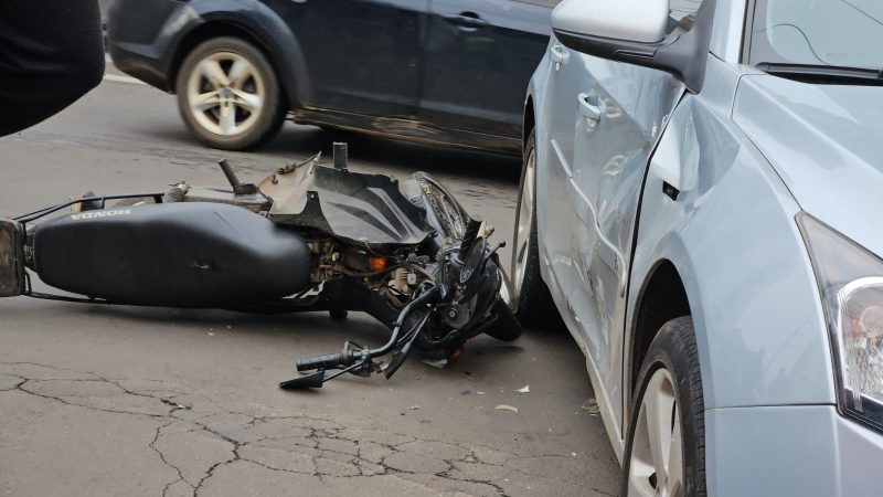 Motociclista ficou ferido em um acidente em Chapecó.