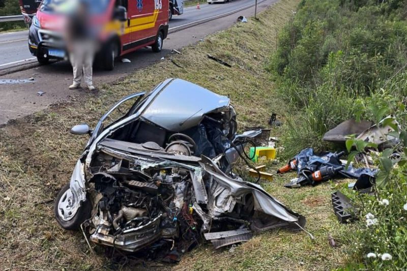 Batida entre carro e caminhão deixou homem morto