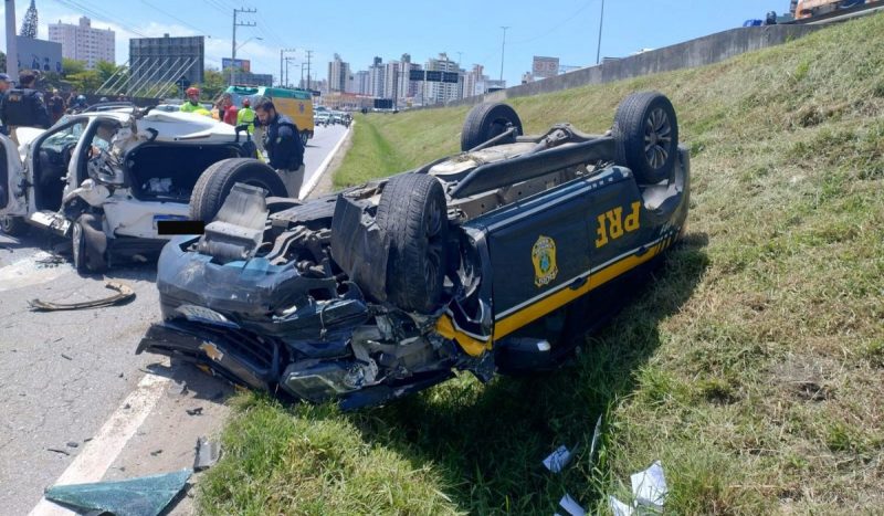 foto mostra viatura da PRF capotada na marginal