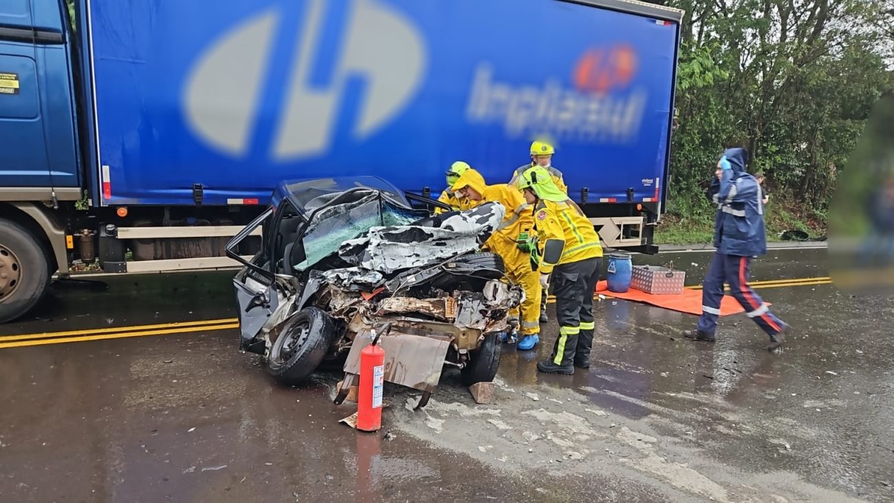 Uma motorista ficou presa às ferragens após uma grave colisão entre um carro e um caminhão na SC-157, entre Cordilheira Alta e Coronel Freitas. - Marcos Lewe/NDTV