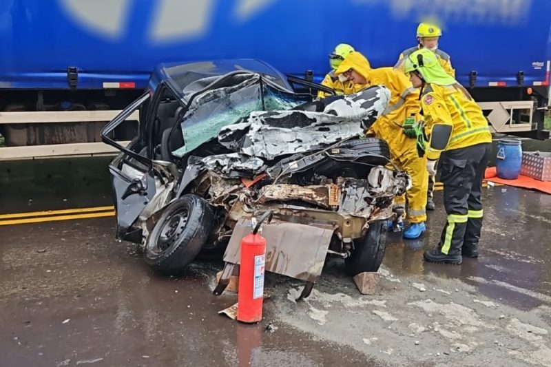 Uma motorista ficou presa às ferragens após uma grave colisão entre um carro e um caminhão na SC-157. &#8211; Foto: Marcos Lewe/NDTV