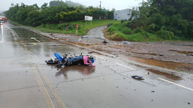 Um grave acidente na BR-163 deixou duas pessoas mortas, em Guaraciaba. 