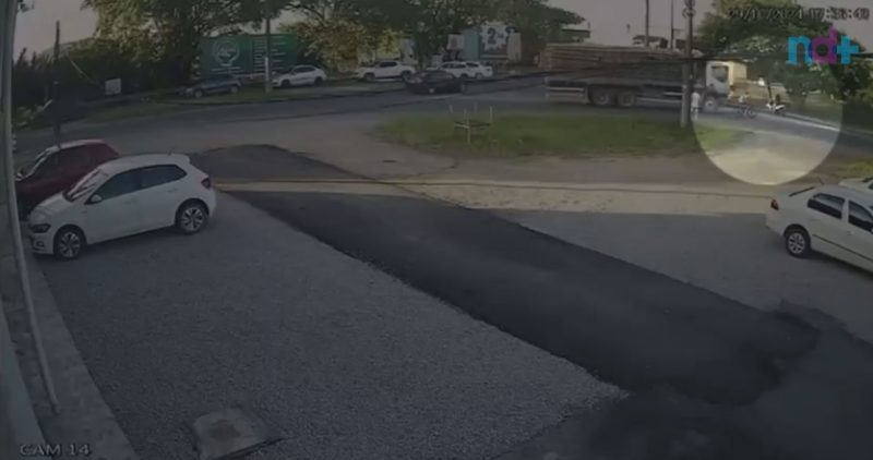 Menina atropelada em bicicleta morreu após ser atingida por caminhão em Ilhota; imagem mostra um frame do vídeo do momento do atropelamento