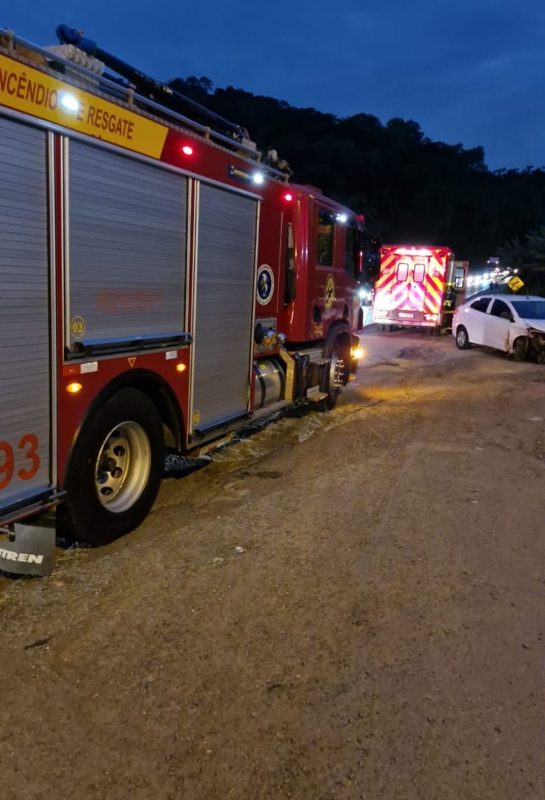 Imagem das viaturas dos bombeiros durante atendimento de acidente que impactou trânsito na cidade