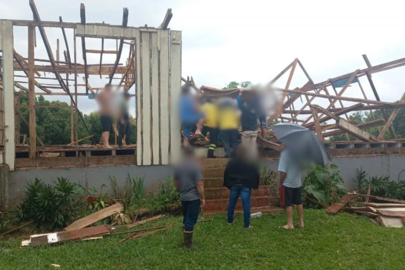 Ele ficou ferido e foi encaminhado ao hospital pelo Corpo de Bombeiros; a estrutura desabou e atingiu a vítima 