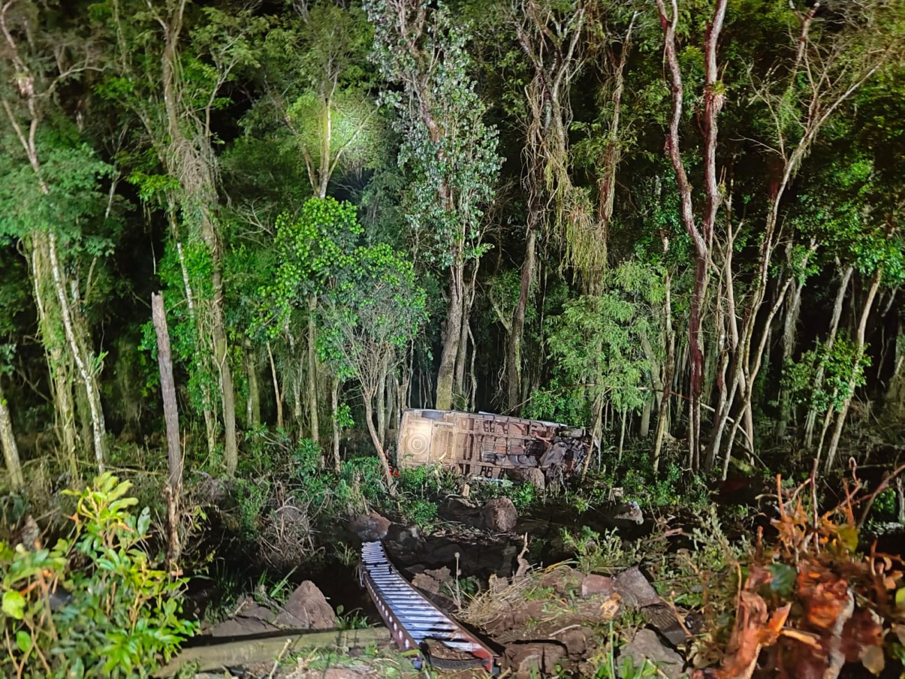 Na noite de domingo (27), a van da banda Nave Som se envolveu em um grave acidente em Alto Bela Vista - Bombeiros/Reprodução