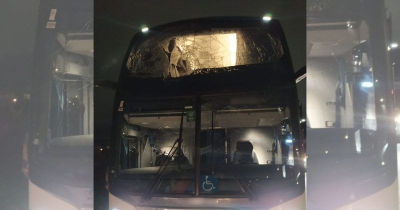 Peça de caminhão atinge ônibus 