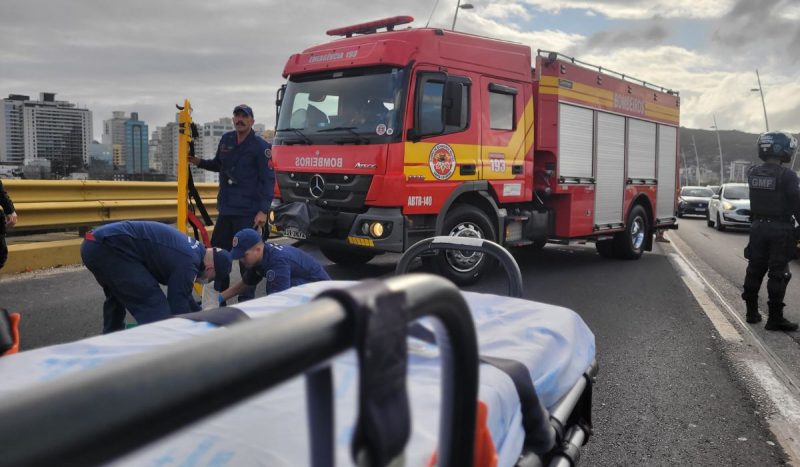 Engavetamento com quatro veículos deixa motociclista ferido na ponte Colombo Salles, em direção ao continente