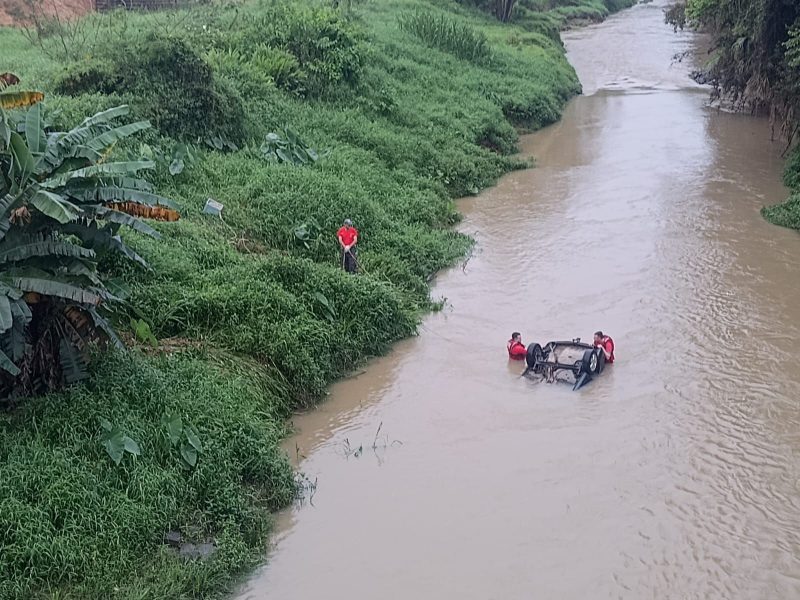 Carro com pai, mãe e filho caiu em rio em Pouso Redondo &#8211; Foto: CBMSC/Reprodução/ND