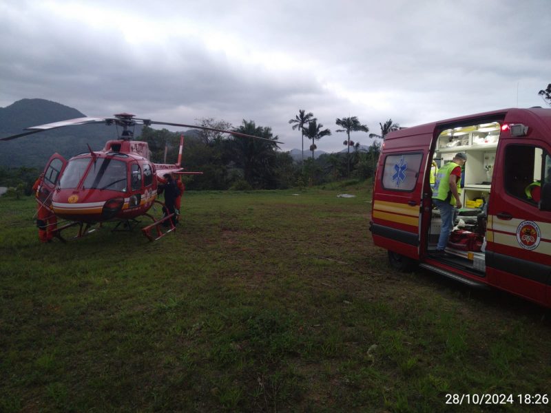 Aeronave e viatura dos bombeiros militares durante atendimento de mulher atropelada em Rodeio