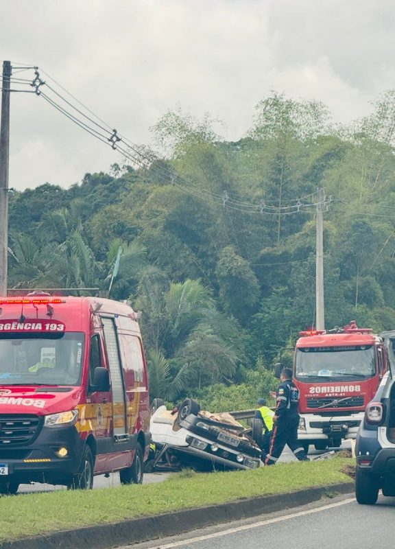 Jovem perde controle, capota e fica gravemente ferido em Blumenau 