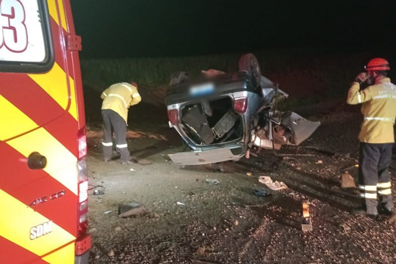 O motorista estava no carro que capotou. 