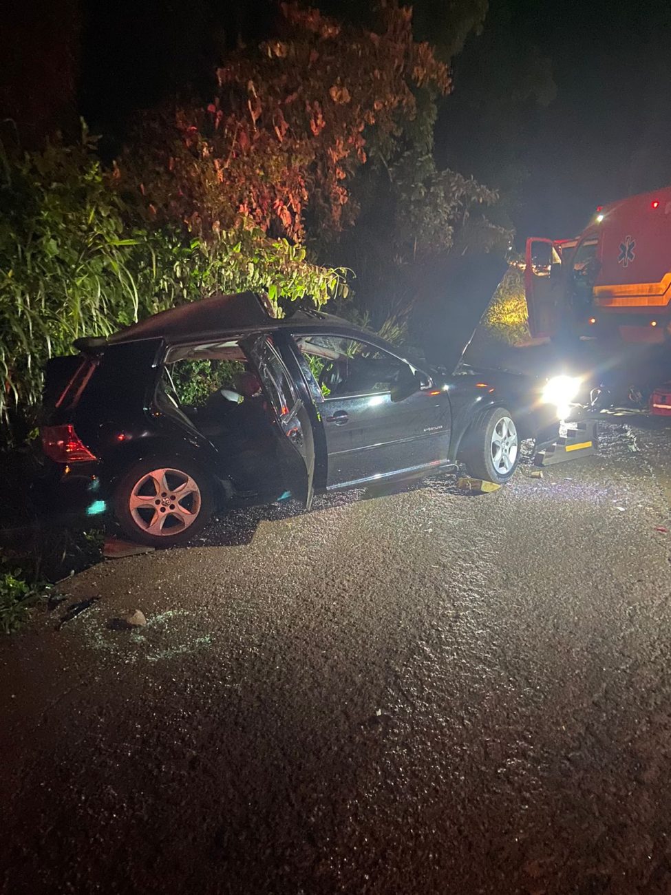 O Corpo de Bombeiros de Seara encontrou o motorista do VW Golf, um homem que estava consciente, mas desorientado. - Bombeiros/Reprodução/ND