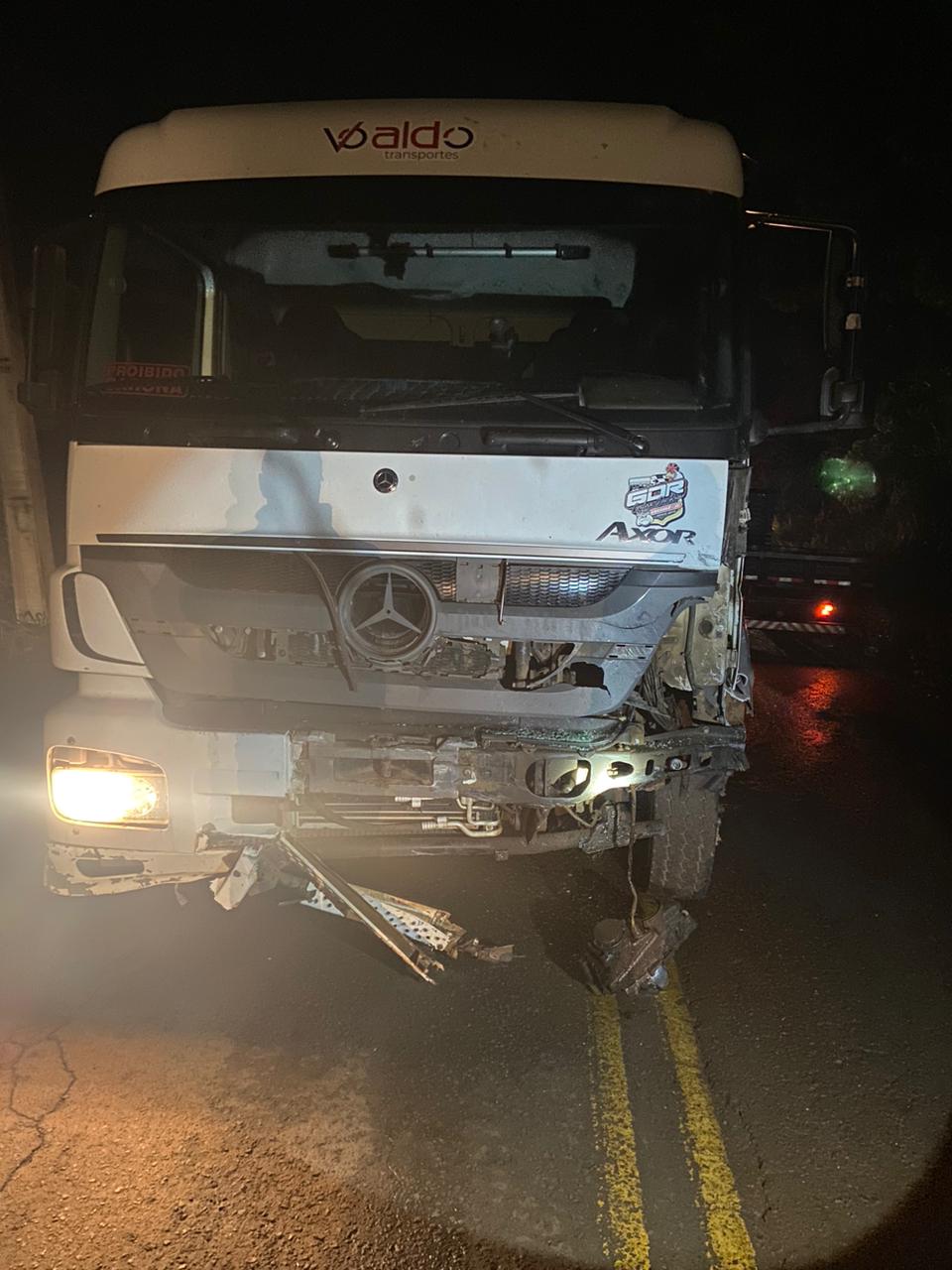 O motorista do caminhão, um Mercedes Benz Axor, que seguia no sentido Seara-Chapecó, não sofreu ferimentos. - Bombeiros/Reprodução/ND