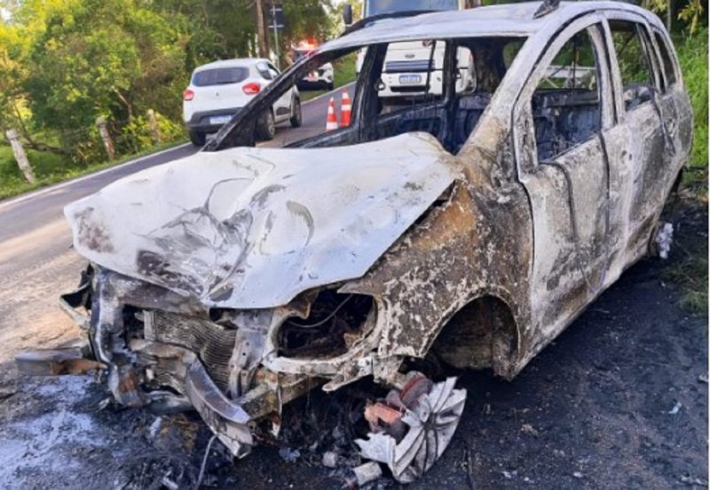 carro em chamas foi abandonado pelo motorista após colidir com poste em Florianópolis