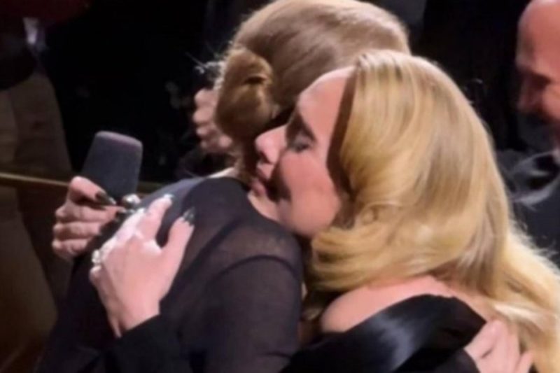 Adele e Céline Dion se abraçam. 